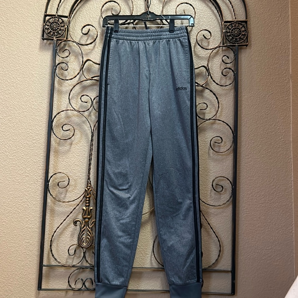 Adidas jogger (like new)